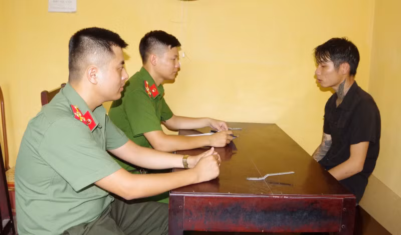Đối tượng Lê Trung Hiếu khai nhận hành vi phạm tội tại Cơ quan Công an.