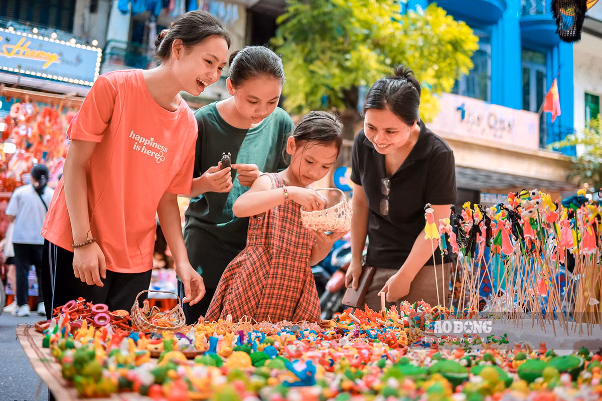 Chị Nguyễn Thị Hương Giang (Hoài Đức, Hà Nội) hạnh phúc khi thấy 3 con gái của mình thích thú với những món đồ chơi hình con thú được làm từ gạo nếp.