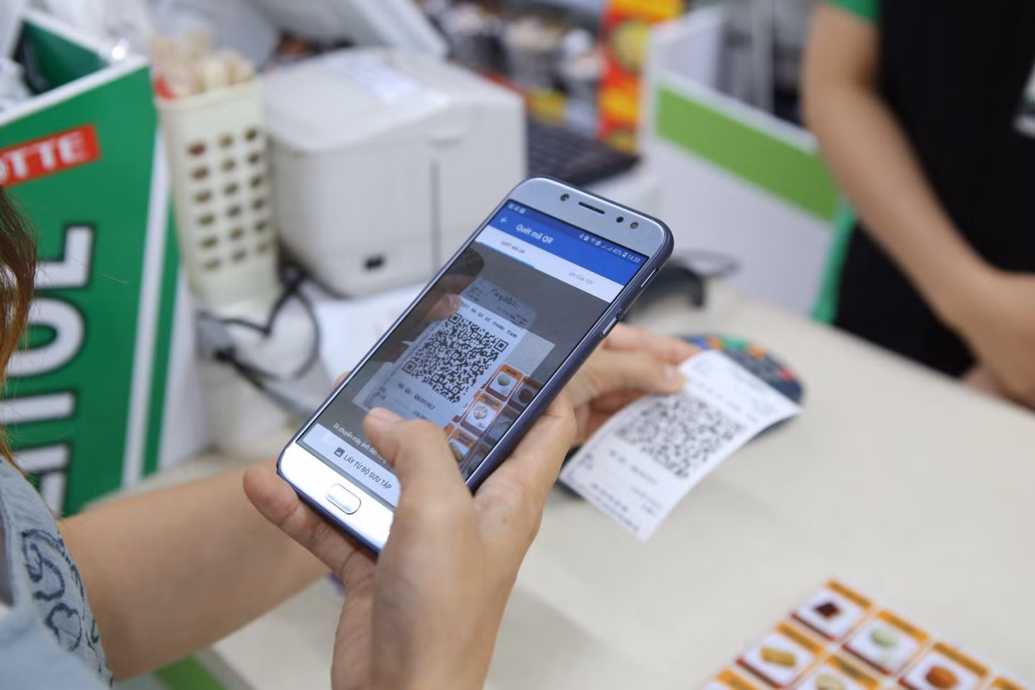 Khách hàng thanh toán qua QR Code. Ảnh minh họa: Hải Yên/Báo Tin tức