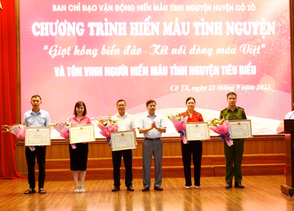UBND huyện Cô Tô khen thưởng cho các cá nhân có thành tích tiêu biểu trong phong trào hiến máu tình nguyện.
