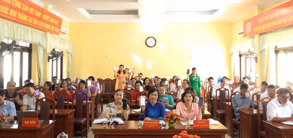 Cán bộ, đảng viên và nhân dân TP Cẩm Phả hào hứng thực hiện thi trắc nghiệm tìm hiểu “Quảng Ninh 60 năm xây dựng và phát triển”.