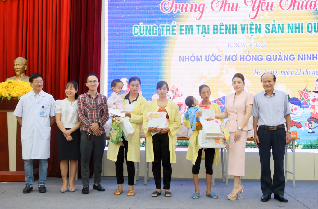 Các nhà hảo tâm tặng quà Trung thu cho 3 bệnh nhi có hoàn cảnh đặc biệt khó khăn, mắc bệnh hiểm nghèo.