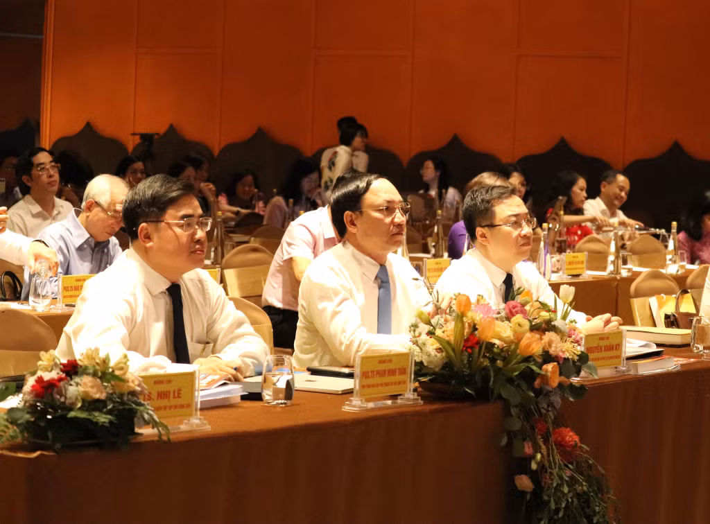 Các đại biểu theo dõi phóng sự “Văn hóa, con người Quảng Ninh – Nền tảng cho phát triển” do Trung tâm Truyền thông tỉnh thực hiện.