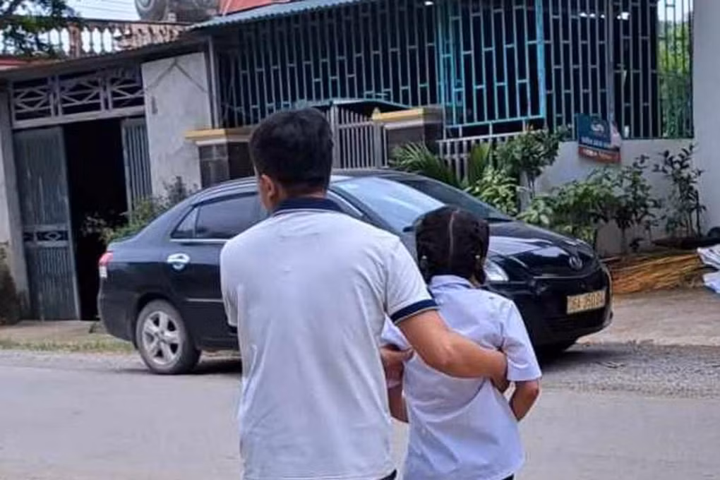 Các học sinh bị thương được đưa đến cơ sở y tế điều trị (Ảnh: Nguyễn Giang).