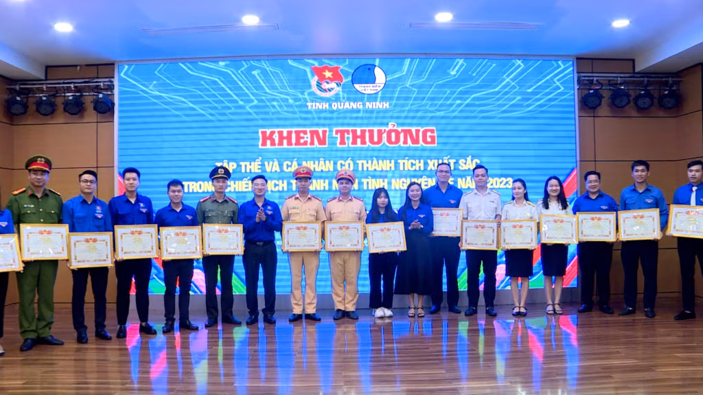 Trao thưởng cho các tập thể, cá nhân có thành tích xuất sắc trong chiến dịch thanh niên tình nguyện hè 2023.