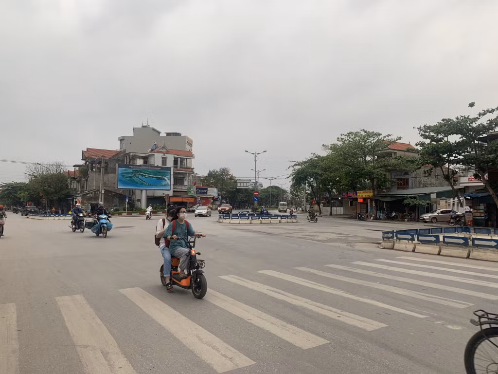 Vẫn còn nhiều học sinh không đội mũ bảo hiểm khi tham gia giao thông bằng xe máy, xe máy điện.