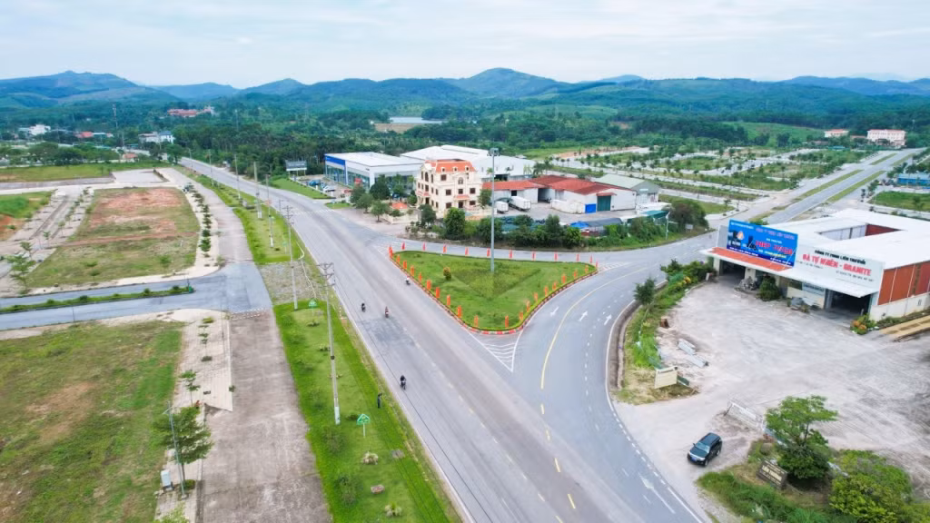 Con đường mới như một dải lụa mềm kéo gần khoảng cách giữa miền núi với trung tâm thành phố Móng Cái.