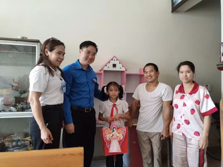 đồng chí Hoàng Văn Hải – Bí thư Tỉnh đoàn đã đến thăm, động viên và trao tặng các góc học tập cùng những phần quà Trung thu cho các em Mai Công Thành (lớp 8A2), em Vũ Thị Thanh Trúc( lớp 5A4) trường TH&THCS Nam Khê, thành phố Uông Bí.