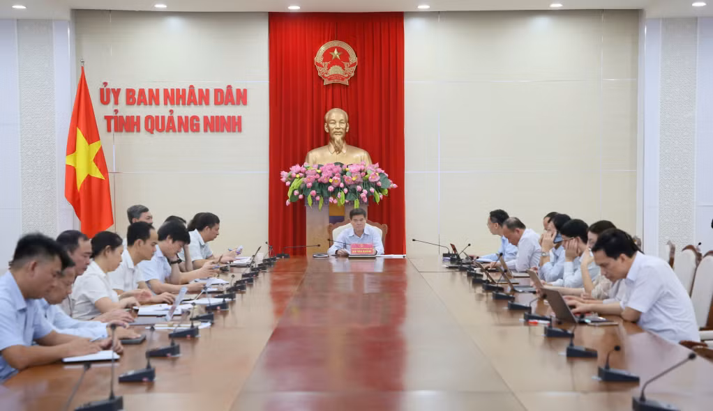 Phó Chủ tịch UBND tỉnh Bùi Văn Khắng cùng đại diện lãnh đạo các sở, ngành, đơn vị liên quan dự họp tại điểm cầu UBND tỉnh Quảng Ninh.