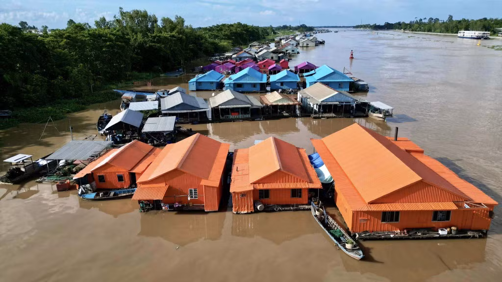 Với địa thế ở ngã ba sông, nên khi đứng trên cầu Cồn Tiên nhìn xuống, du khách sẽ thấy những mảng màu đan xen kết nối, tạo nên quang cảnh rực rỡ sắc màu trên sông. Ảnh: Khương Nhựt Minh
