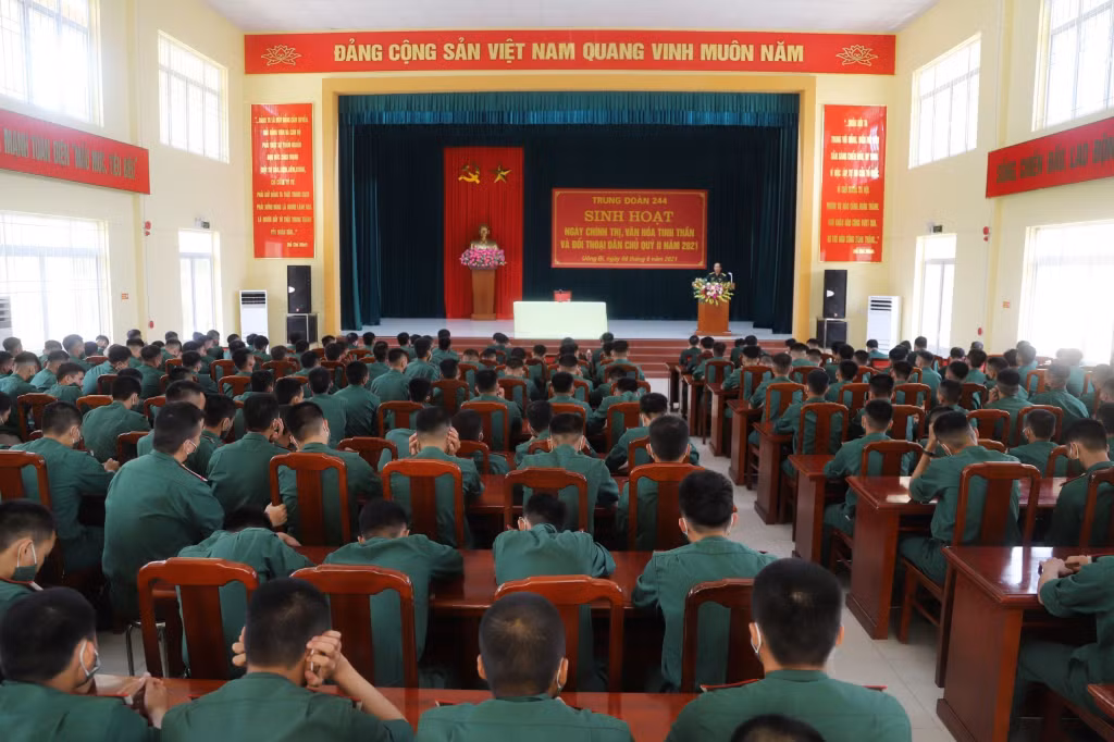 Sinh hoạt ngày chính trị, văn hóa tinh thần và đối thoại dân chủ tại Trung đoàn 244, Bộ CHQS tỉnh Quảng Ninh.