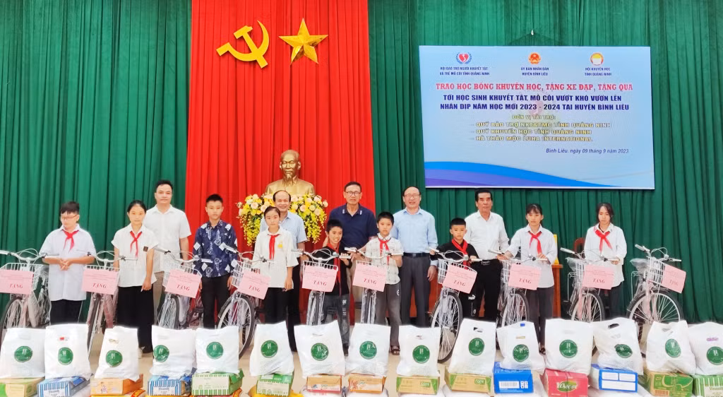 Lãnh đạo Hội Bảo trợ NKT-TMC tỉnh cùng chính quyền địa phương và các nhà hảo tâm trao tặng xe đạp, thưởng học bổng và tặng quà cho học sinh khuyết tật, mồ côi, học sinh có hoàn cảnh khó khăn tại huyện Bình Liêu.
