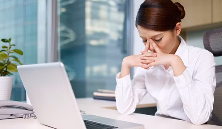 Trong quá trình sử dụng máy tính, cần lưu ý chớp mắt nhiều lần để làm ướt mắt, không căng mắt quá lâu khiến mỏi mắt.