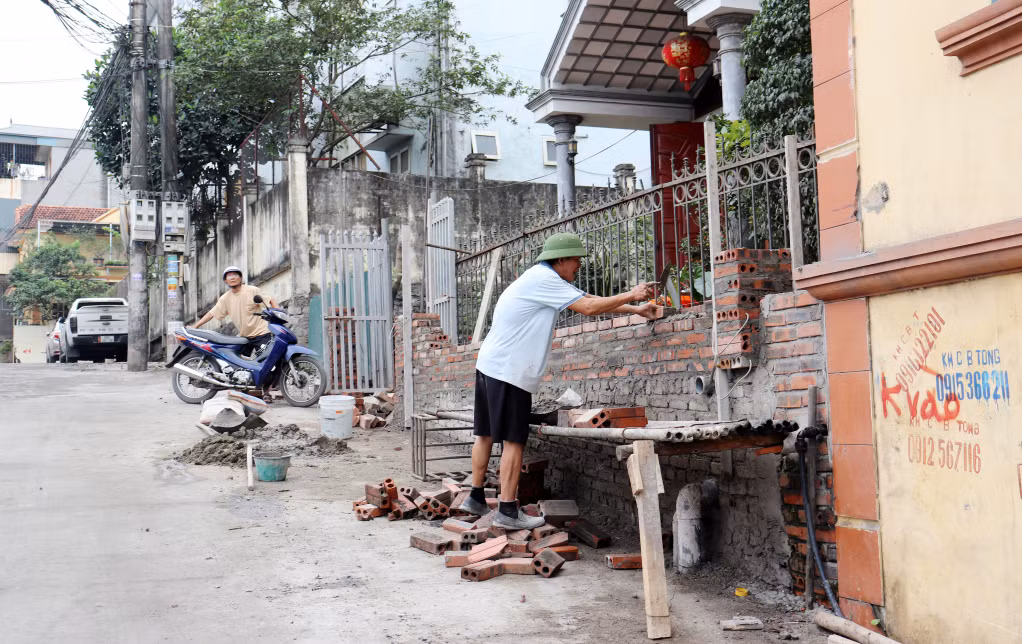 Người dân phường Hà Tu đồng thuận, tự nguyện hiến đất để mở rộng đường trong các khu dân cư.