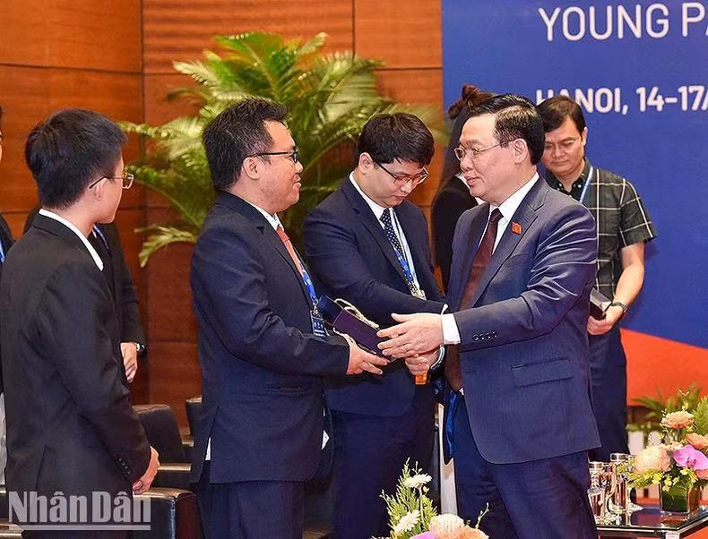 Chủ tịch Quốc hội Vương Đình Huệ gặp gỡ, chúc mừng các đại biểu.