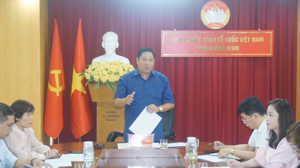 Đồng chí Đỗ Khánh Tùng - Phó Chủ tịch Ủy ban MTTQ Việt Nam tỉnh Quảng Ninh, Trưởng BTC Liên hoan Tiếng hát khu dân cư phát biểu chỉ đạo tại cuộc họp.