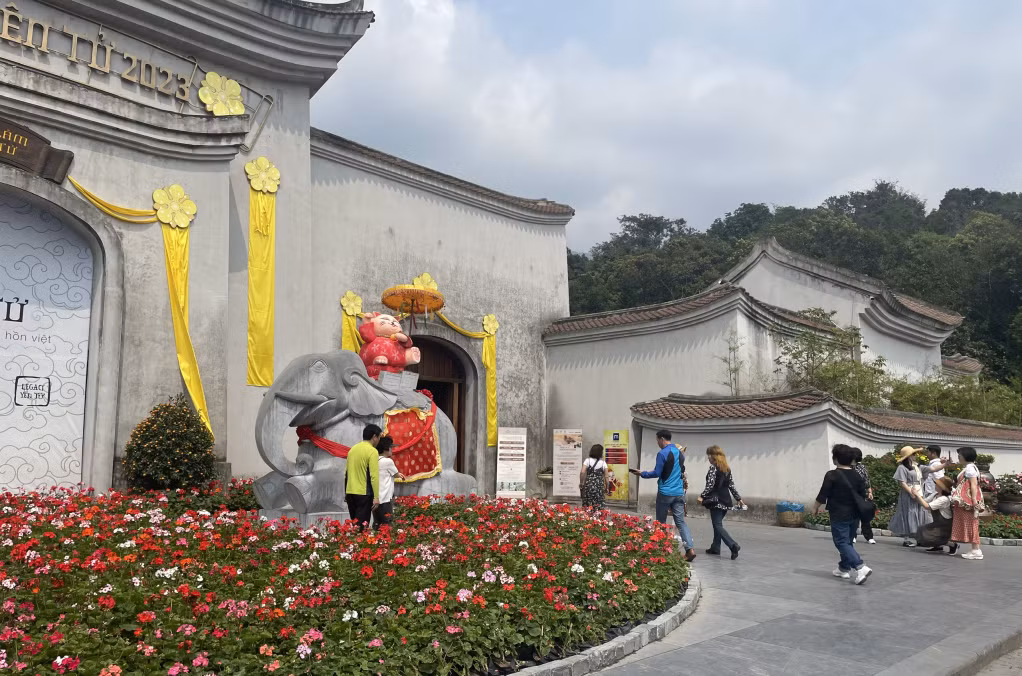 Du khách tới tham quan Yên Tử.