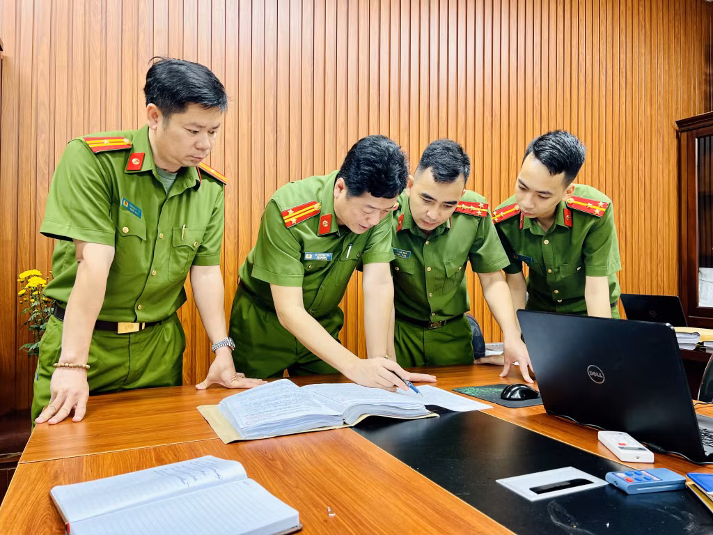 CBCS Đội Trọng án, phòng Cảnh sát hình sự (Công an tỉnh) bàn phương án truy bắt tội phạm.