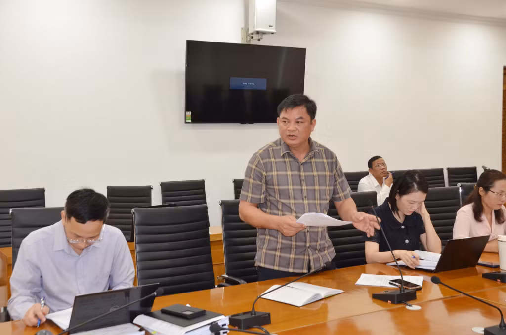 Đại diện lãnh đạo UBND TP Móng Cái báo cáo kế hoạch tổ chức hội chợ.
