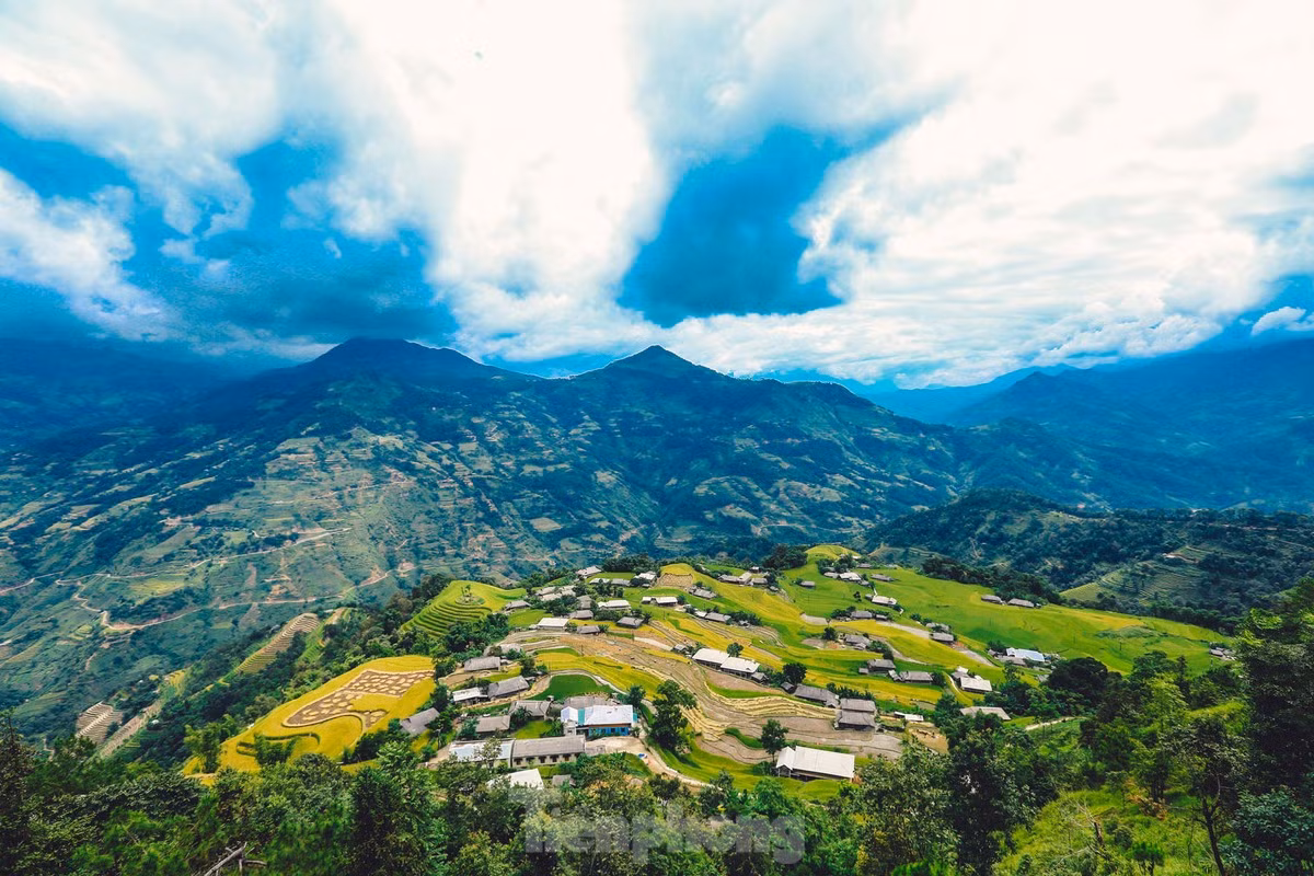 Hoàng Su Phì là một huyện biên giới nằm ở phía tây của tỉnh Hà Giang, cách thành phố Hà Giang hơn 100km. Nơi đây có địa hình đa dạng, phức tạp, bị chia cắt mạnh tạo nên hệ thống cảnh quan thiên nhiên ấn tượng với những dãy núi kỳ vĩ, những cánh rừng nguyên sinh trùng trùng điệp điệp nối tiếp nhau đan xen cùng những thửa ruộng bậc thang chạy dài tít tắp phủ khắp núi đồi.
