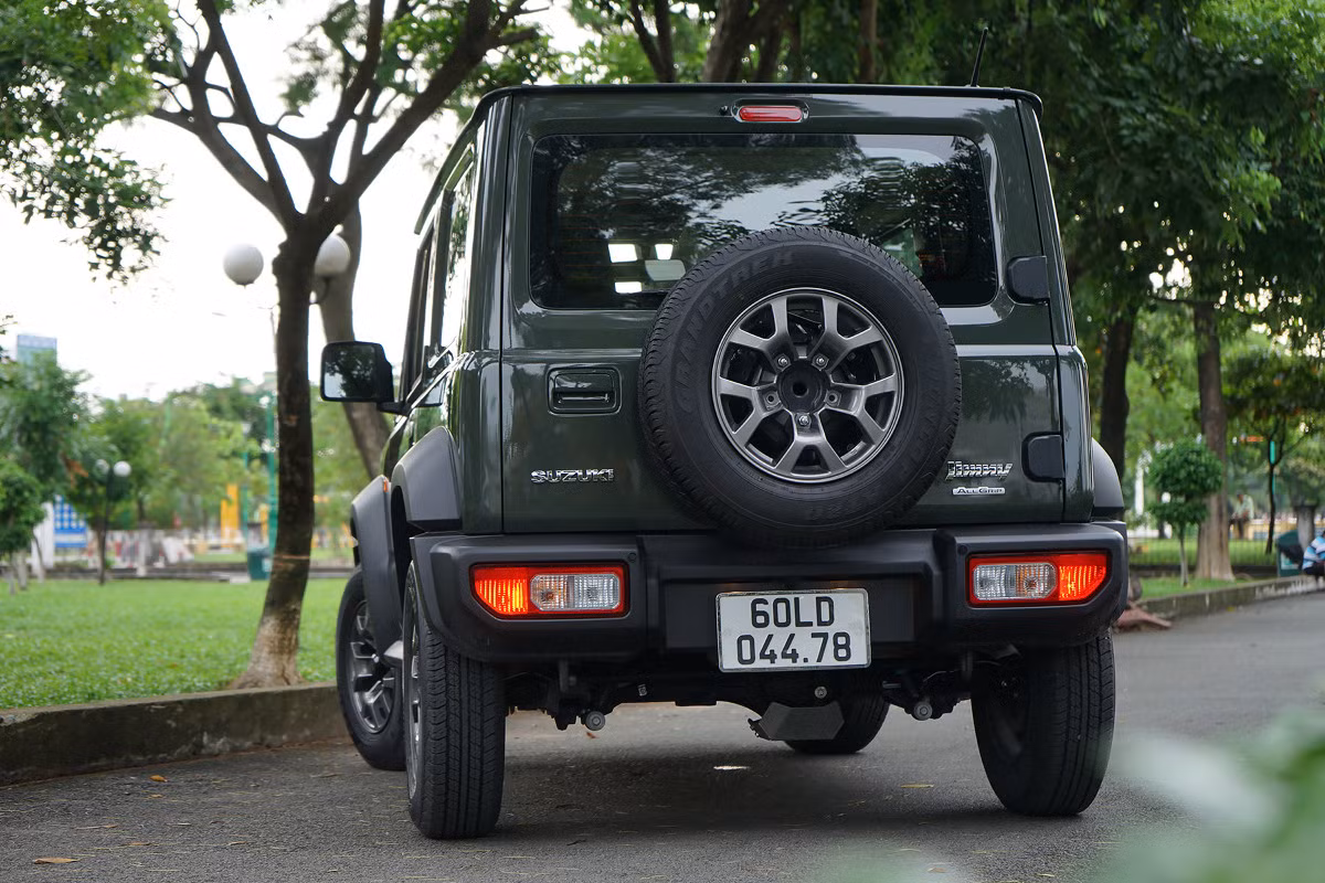 Jimny trang bị lốp dự phòng ở cửa phía sau. Đèn hậu halogen đặt thấp kèm đèn phanh trên cao.