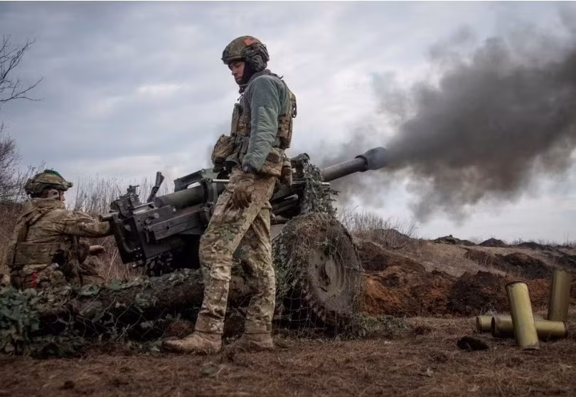 Binh sĩ Ukraine bắn pháo M119 ở tiền tuyến. Ảnh: Reuters
