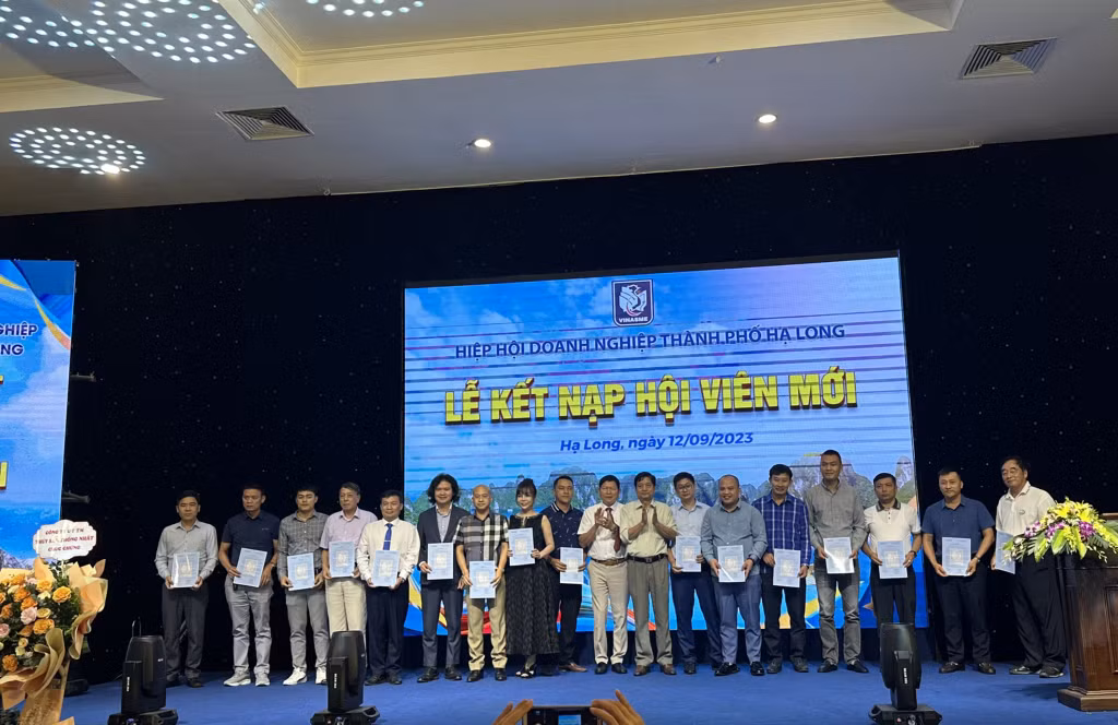 Lãnh đạo Hiệp hội Doanh nghiệp TP Hạ Long trao quyết định kết nạp hội viên mới.