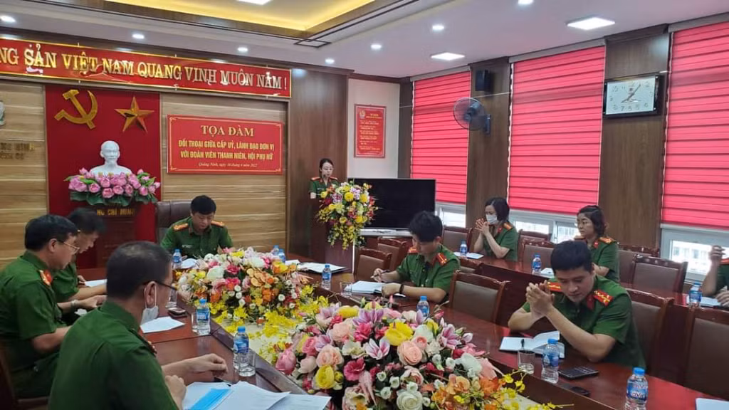 Tọa đàm, đối thoại giữa đoàn viên thanh niên, hội viên phụ nữ và lãnh đạo đơn vị.