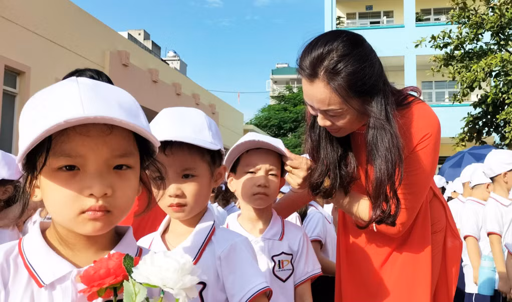 Cô giáo ân cần chăm lo, hỏi thăm các em học sinh lớp 1 còn bỡ ngỡ ngày đầu tới lớp.