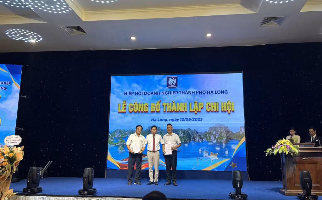 Lãnh đạo Hiệp hội Doanh nghiệp TP Hạ Long trao quyết định thành lập chi hội.