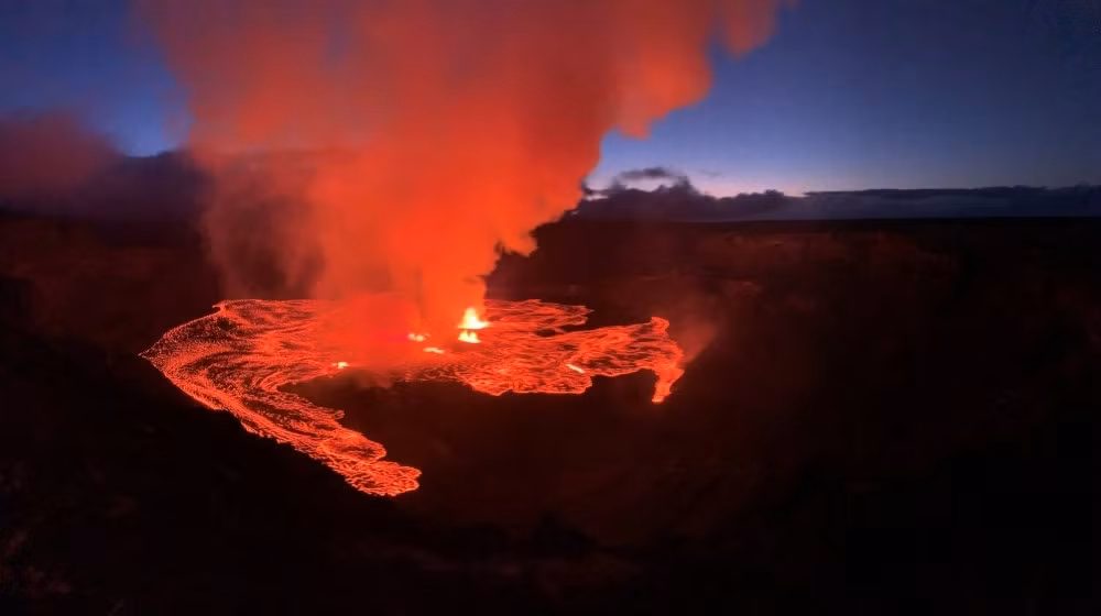 Dung nham chảy trên miệng núi lửa Halema'uma'u khi núi lửa Kilauea phun trào ở Hawaii vào ngày 7/6. Ảnh: Reuters