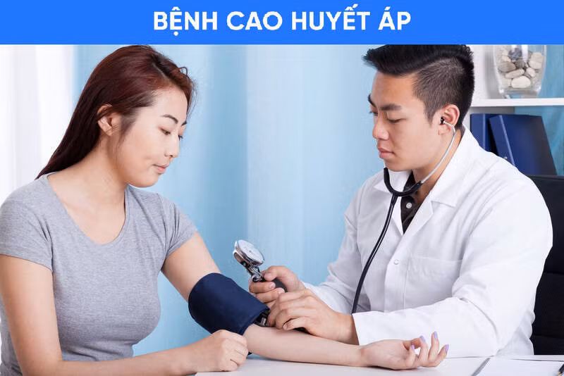 Muối có chứa natri và lượng natri dư thừa trong cơ thể có thể dẫn đến giữ nước, làm tăng thể tích máu trong động mạch và cuối cùng là làm tăng huyết áp. Đồ họa: Hải Danh