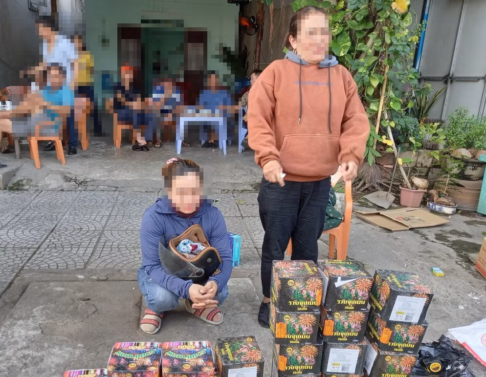 Người phụ nữ vận chuyển pháo lậu (đang đứng) thời điểm bị bắt giữ. Ảnh: Hàn Nguyên.