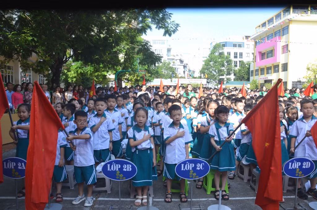 Các em học sinh lớp 2 Trường TH-THCS-THPT Văn Lang đã dạn dĩ hơn, dõng dạc hát quốc ca trong lễ khai giảng.