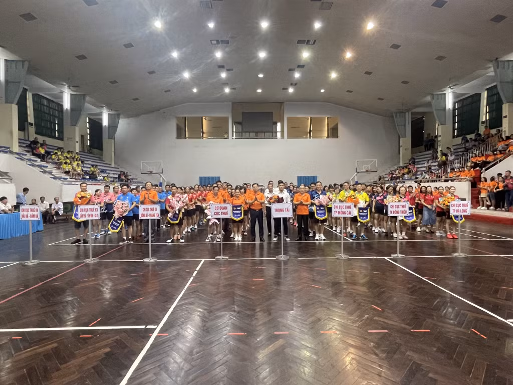 8 đoàn Chi Cục thuế các huyện, thành phố, thị xã và Văn phòng Cục thuế tỉnh Quảng Ninh tham gia tranh tài 3 nội dung Cầu lông, Bóng bàn và Bóng chuyền hơi.