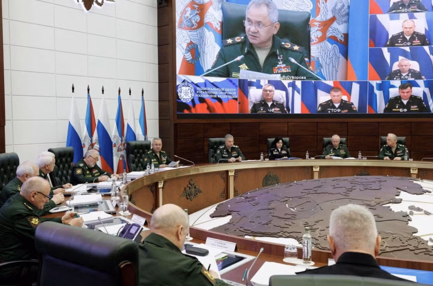 Bộ trưởng Quốc phòng Sergei Shoigu chủ trì cuộc họp có sự tham dự của Đô đốc Viktor Sokolov qua video ngày 26/9. Ảnh: Bộ Quốc phòng Nga/Reuters