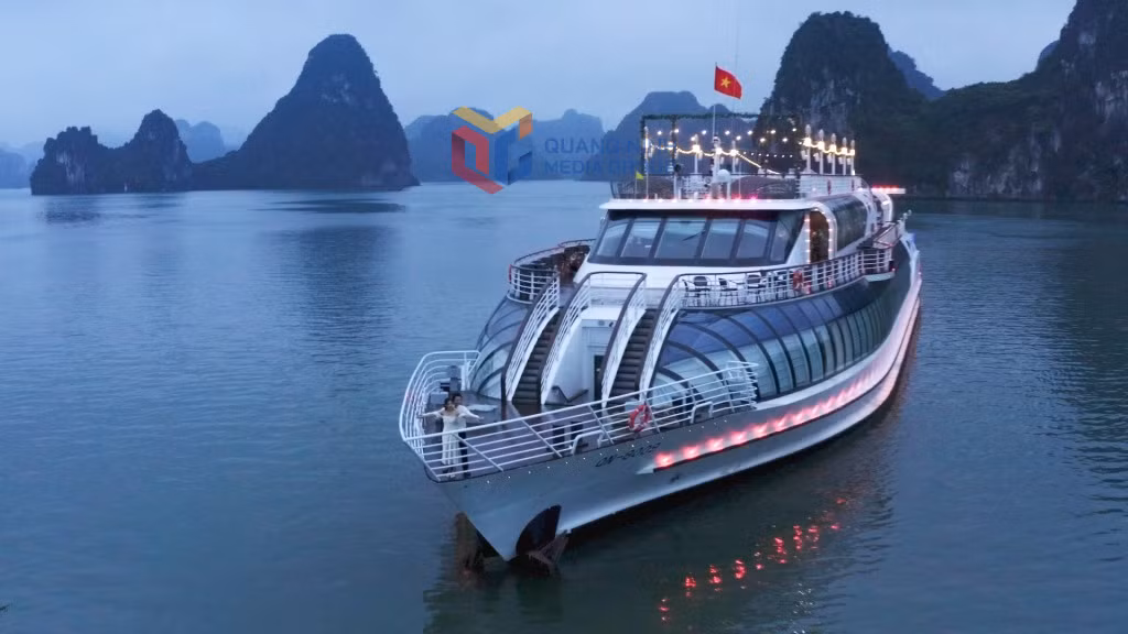 Cảnh quay ban đêm ở du thuyền trên Vịnh Hạ Long.