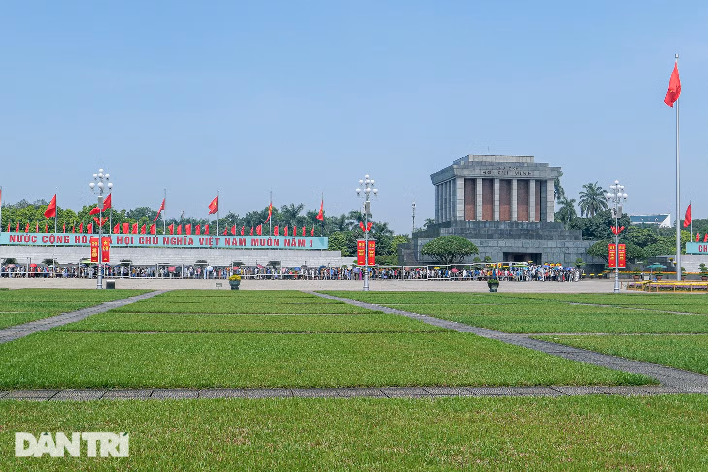 Người dân vượt cả trăm km xếp hàng chờ vào Lăng viếng Chủ tịch Hồ Chí Minh ảnh 10