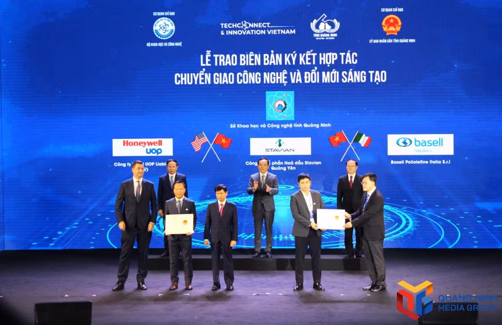 Đại diện Sở Khoa học và Công nghệ tỉnh Quảng Ninh cấp Giấy chứng nhận chuyển giao công nghệ cho đại diện Công ty Cổ phần Hóa dầu Stavian Quảng Yên