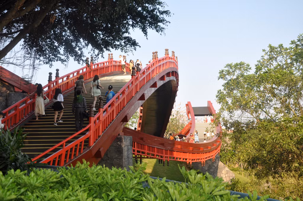 Du khách tham quan cầu Koi tại khu vui chơi giải trí SunWorld Hạ Long Complex.