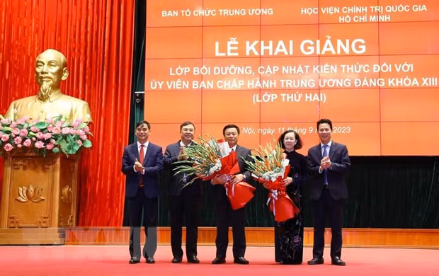 Khai giang Lop boi duong doi voi Uy vien Trung uong Dang khoa XIII hinh anh 2
