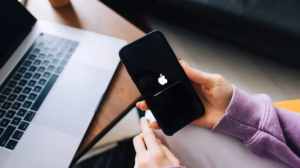 Lỗi bảo mật nghiêm trọng cho phép tin tặc triển khai mã độc từ xa đối với iPhone và máy tính Mac (Ảnh: LifeHacker).