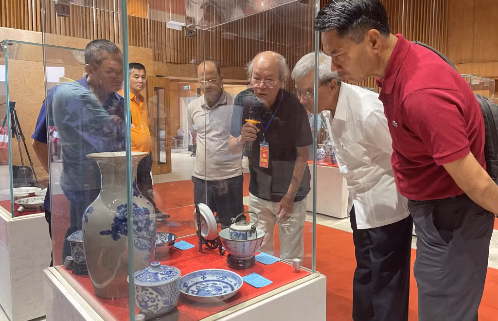 Các đại biểu tham quan triển lãm, chiêm ngưỡng các cổ vật quý.