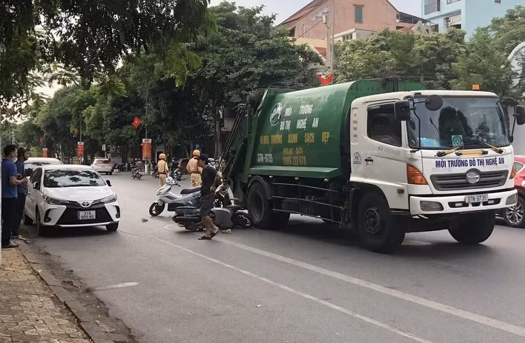Hiện trường vụ tai nạn khiến nữ tài xế xe máy tử vong