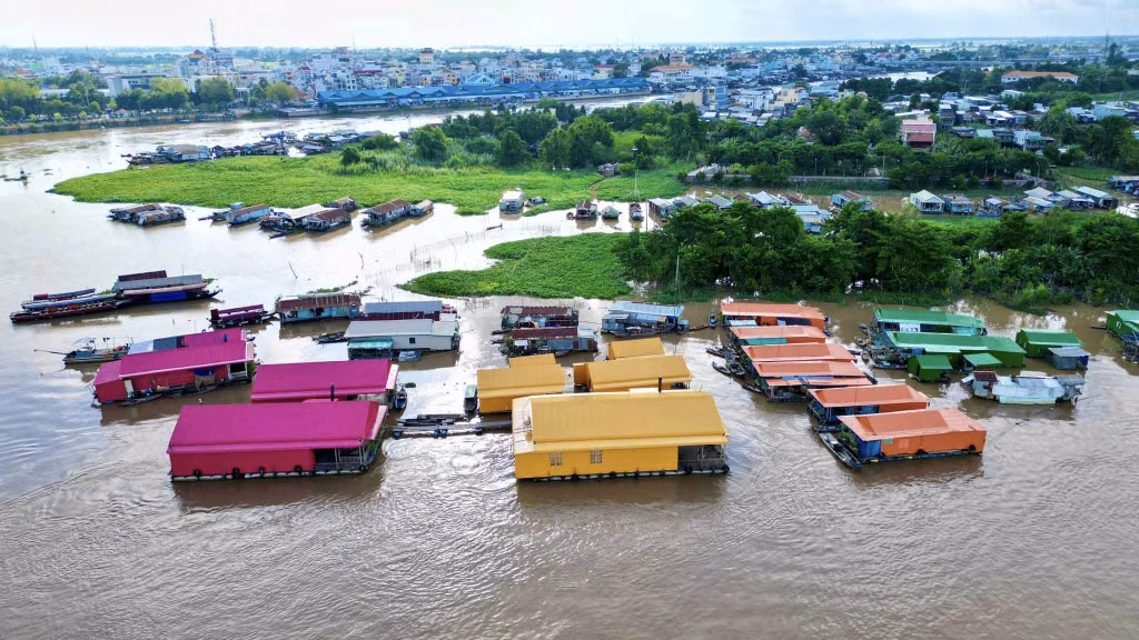 Công trình thuộc thị trấn Đa Phước, huyện An Phú, trải dài trên 1km, là nơi nuôi cá nước ngọt nổi tiếng của tỉnh An Giang nói riêng và miền Tây nói chung. Ảnh: Khương Nhựt Minh