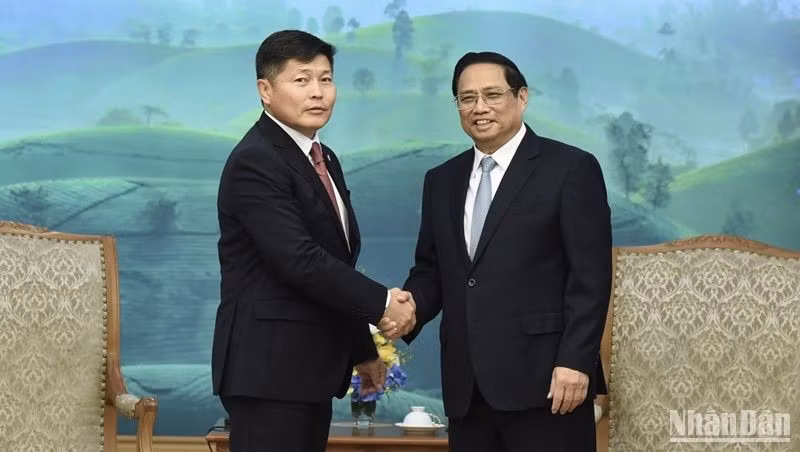 Thủ tướng Phạm Minh Chính tiếp Bộ trưởng Tư pháp và Nội vụ Mông Cổ Khishee Nyambaatar. (Ảnh: TRẦN HẢI)