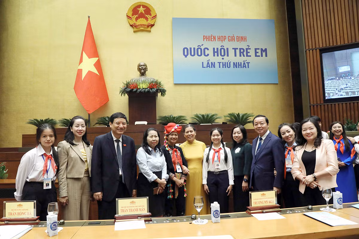 Phó Thủ tướng Chính phủ Trần Hồng Hà; Chủ nhiệm Ủy ban Văn hoá, Giáo dục Nguyễn Đắc Vinh và các đại biểu chụp ảnh lưu niệm với các đại biểu trẻ em dự phiên họp. Ảnh: Hồ Long