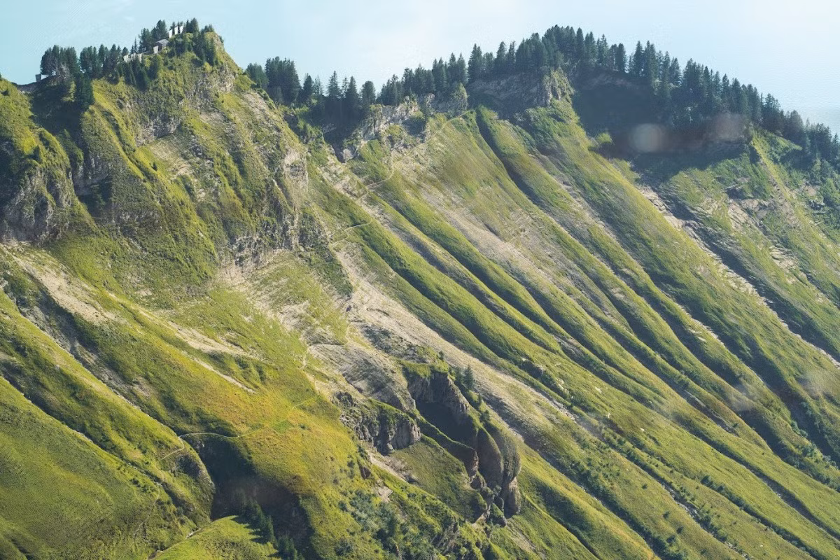 Một dãy núi có hình dạng như sống lưng khủng long trên đường lên đỉnh Brienz Rothorn.