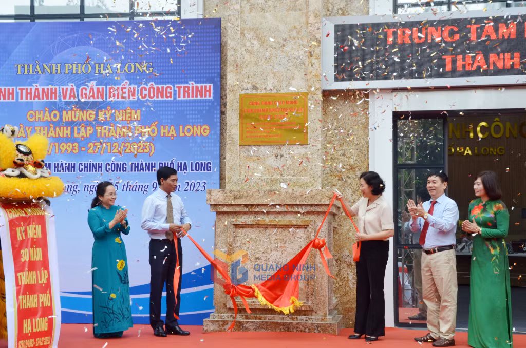 Các đại biểu thực hiện nghi thức gắn biển công trình chào mừng kỷ niệm 30 năm Ngày thành lập TP Hạ Long cho công trình Trung tâm Hành chính công thành phố.