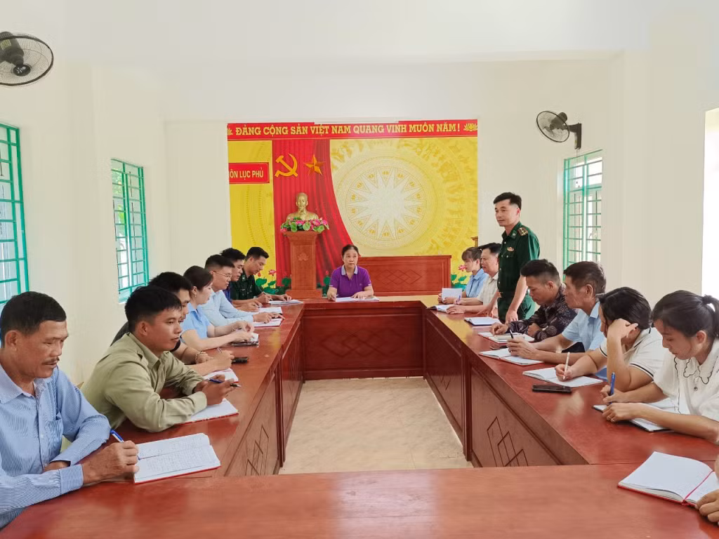 Đảng viên Đồn BP Bắc Sơn tham gia sinh hoạt tại Chi bộ thôn Lục Phủ, xã Bắc Sơn